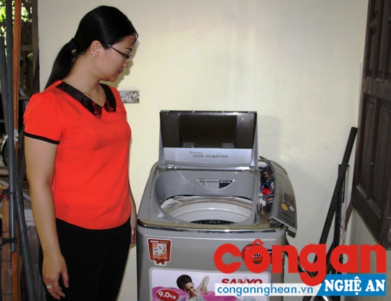 Chiếc máy giặt đắt tiền của gia đình chị Trần Thị Kim Ngọc bị cháy, Điện lực Nghi Lộc đã thu bảng điều khiển điện tử trên máy mang về, đến nay vẫn chưa trả lại