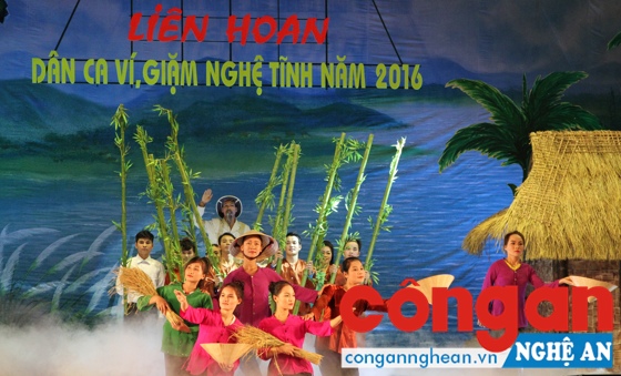 Tiết mục “Ví, giặm bỏ bùa” do CLB xã Phúc Thành, huyện Yên Thành, tỉnh Nghệ An biểu diễn