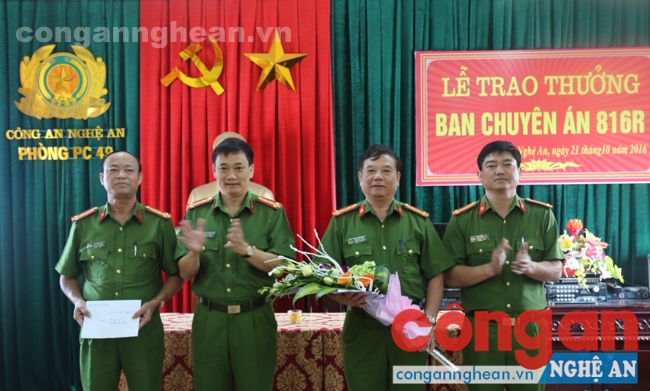 Đồng chí Đại tá Nguyễn Mạnh Hùng - Phó Giám đốc Công an tỉnh trao thưởng cho Ban chuyên án 816R