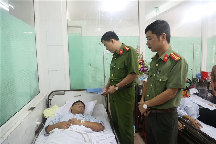  Đại tá Nguyễn Mạnh Hùng, Phó Giám đốc Công an tỉnh thăm hỏi, tặng quà động viên Thượng úy Hồ Sỹ Dũng