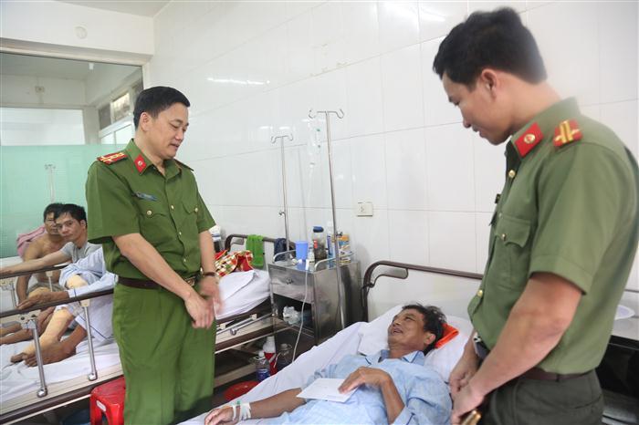 Đại tá Nguyễn Mạnh Hùng, Phó Giám đốc Công an tỉnh thăm hỏi, tặng quà động viên đồng chí Nguyễn Khắc Minh