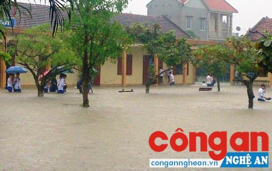 Các trường học cần có kế hoạch đối phó với mưa bão, nhất là việc thông báo sớm cho học sinh nghỉ học (Trong ảnh: Học sinh Trường THCS Quỳnh Long đến trường mới được thông báo nghỉ học)