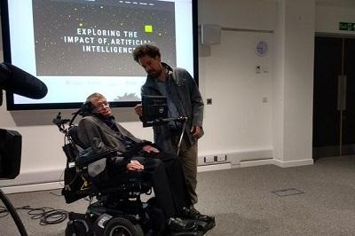 Nhà bác học huyền thoại người Anh Stephen Hawking tại lễ khai trương Trung tâm.