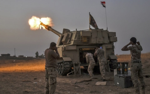 Binh sĩ Iraq nã pháo vào các vị trí của IS ở Mosul. Ảnh: AP