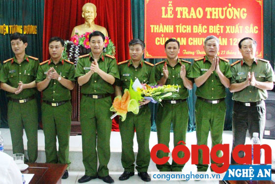 Lãnh đạo Công an tỉnh Nghệ An trao thưởng cho Công an huyện Tương Dương vì có thành tích phá thành công chuyên án, bắt trùm ma túy mang theo vũ khí “nóng”