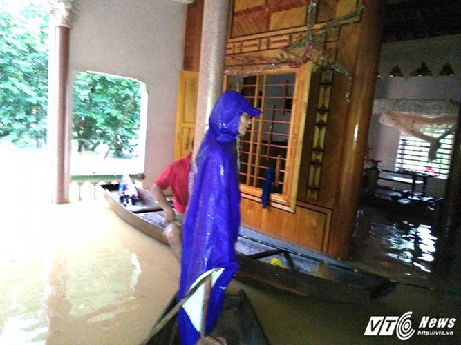 Nhiều người dân tại xã Hương Đô, huyện Hương Khê phải chèo thuyền trong nhà. Ảnh: VTC News