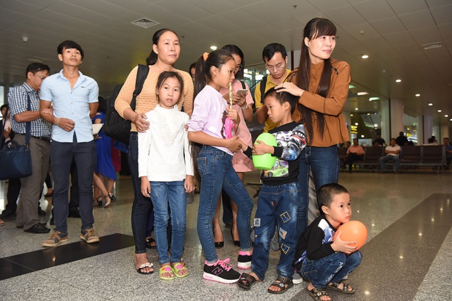 Trước giờ chuyến bay từ một quốc gia Châu Phi xa xôi hạ cánh xuống Hà Nội nhiều tiếng, một đoàn thân nhân chủ yếu là phụ nữ và trẻ em đứng tập trung trước sảnh đón trong tâm trạng hồi hộp.