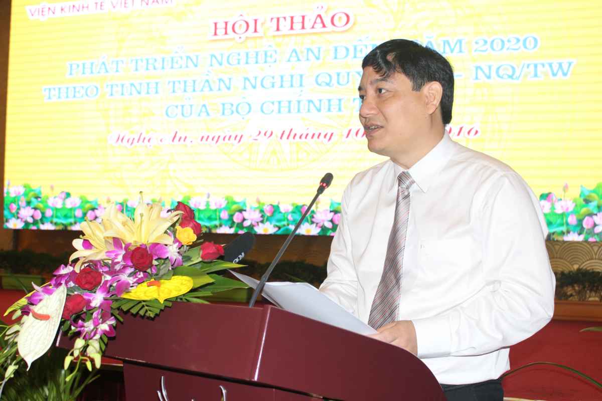 Đồng chí Nguyễn Đắc Vinh, Ủy viên TW Đảng, Bí thư Tỉnh ủy phát biểu tại Hội thảo.