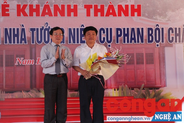 Đại diện cựu học sinh trường THPT chuyên Phan Bội Châu nhận hoa biểu dương của lãnh đạo tỉnh vì những nỗ lực, đóng góp suốt thời gian qua cho công trình nhà tưởng niệm
