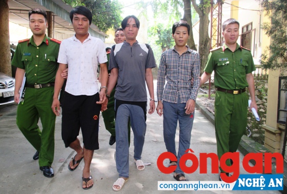 Công an huyện Tương Dương dẫn giải nhóm đối tượng cướp tài sản trên Quốc lộ 7A đoạn qua bản Pủng, xã Lưu Kiền, huyện Tương Dương