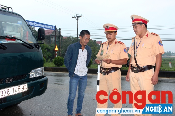 CBCS Đội CSGT-TT Công an huyện Hưng Nguyên kiểm tra phương tiện lưu thông trên tuyến đường