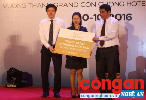 Đại diện lãnh đạo huyện Con Cuông tiếp nhận món quà Tập đoàn khách sạn Mường Thanh trao tặng cho địa phương
