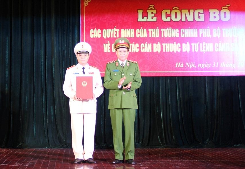 Thứ trưởng Lê Quý Vương trao Quyết định của Thủ tướng Chính phủ bổ nhiệm Tư lệnh CSCĐ.