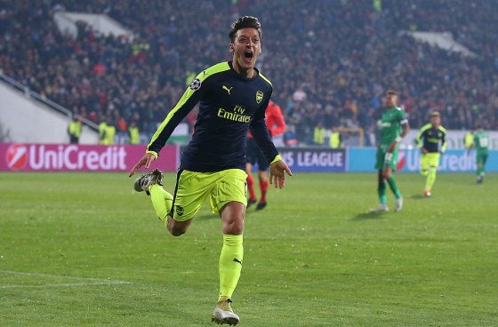 Mesut Ozil hoàn tất cuôc lội ngược dòng ngoạn mục của Arsenal trên sân Ludogorets