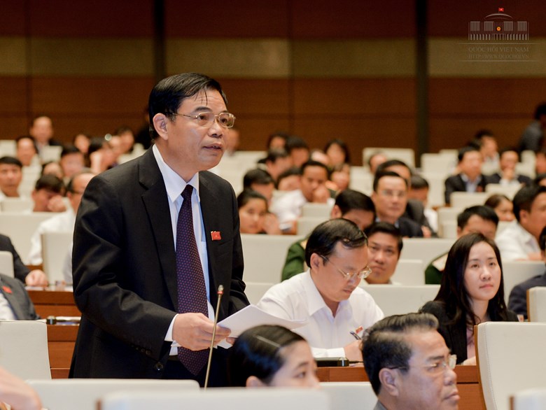 Bộ trưởng Bộ Nông nghiệp và Phát triển Nông thôn Nguyễn Xuân Cường phát biểu giải trình tại Hội trường
