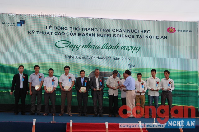 Đại diện Tập đoàn MASAN và UBND huyện Quỳ Hợp trao lưu niệm cho 10 hộ dân tiêu biểu trong việc GPMB tại xã Hạ Sơn