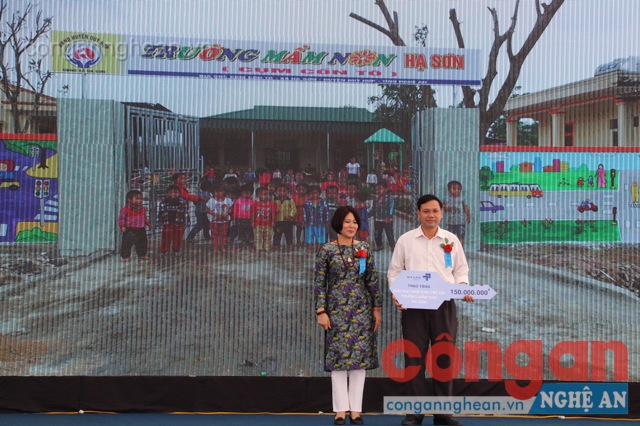 Đại diện Tập đoàn MASAN trao chìa khóa công trình Trường mầm non xã Hạ Sơn giá trị 150 triệu đồng