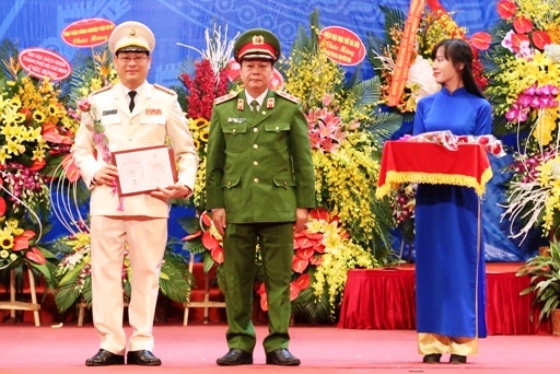 Đại tá Nguyễn Hữu Cầu, Giám đốc Công an Nghệ An nhận chức danh Phó giáo sư chuyên ngành Khoa học an ninh.