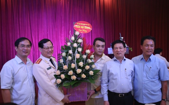 Chủ tịch nước Trần Đại Quang gửi lẵng hoa chúc mừng Đại tá, PGS.TS Nguyễn Hữu Cầu.