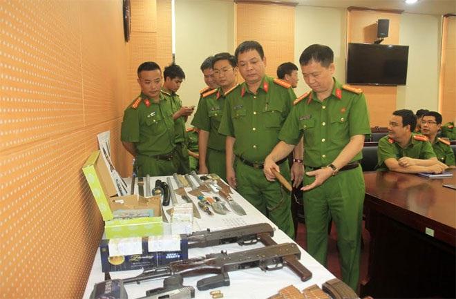 Trong số tang vật vụ án giết người tại phố Nguyễn Thị Định, Trung Hòa, Cầu Giấy (Hà Nội) có nhiều vũ khí quân dụng. (Ảnh: cand.com.vn)