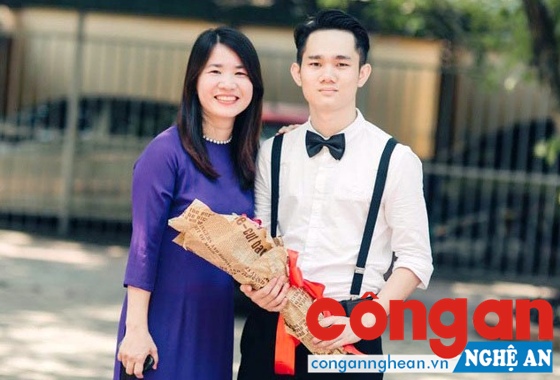 Lô Đức Mạnh và cô giáo chủ nhiệm Đặng Thị Quỳnh Giang trong ngày tốt nghiệp THPT