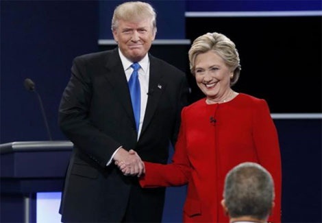 Ông Trump và bà Hillary bắt tay trước cuộc tranh luận đầu tiên (nguồn: Google).