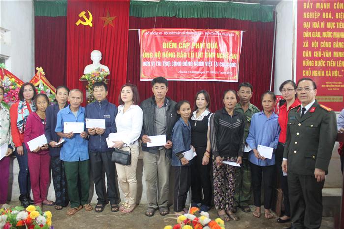 Đại diện Cộng đồng người Việt tại CHLBĐ và Báo CAND Trao quà cho 75 hộ trên địa bàn 3 xã Thanh Tùng, Thanh Hà, Thanh Chi của huyện Thanh Chương mỗi suất trị giá 1 triệu đồng.
