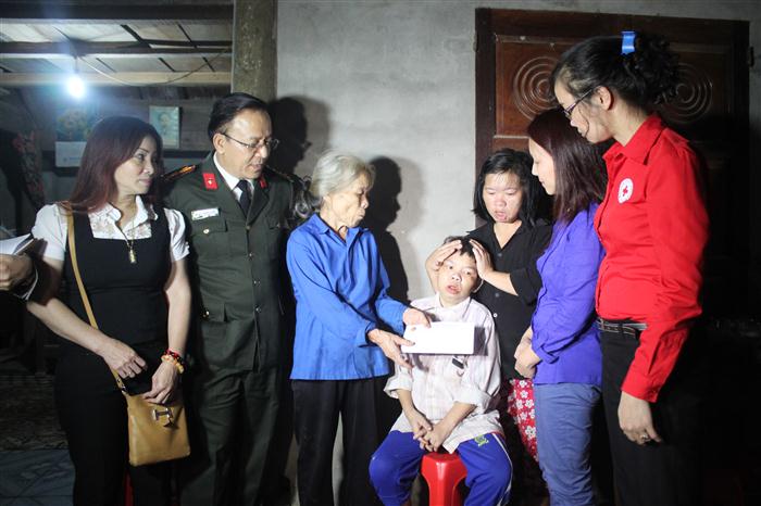 Đại diện Cộng đồng người Việt tại CHLB Đức và Báo CAND thăm hỏi tặng quà gia đình Bà Nguyễn Thị Truật có 2 con bị thần kinh bẩm sinh ở xã Thanh An.