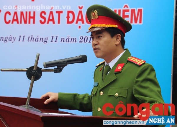 Đồng chí Thượng tá Nguyễn Đức Hải,  Phó Giám đốc Công an tỉnh phát biểu giao  nhiệm vụ cho tiểu đội nữ Cảnh sát đặc nhiệm