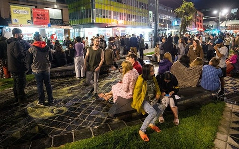 Người dân New Zeland đổ ra đường sau khi trận động đất diễn ra. Ảnh: Reuters