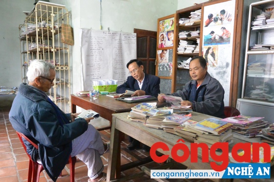 Thư viện Cây Tùng được ông Nguyễn Thanh Tùng thành lập và duy trì hoạt động hơn 12 năm nay để phục vụ người dân trong xã