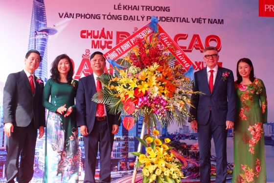 Lãnh đạo Công ty tại Việt Nam và tại Nghệ An chúc mừng Văn phòng