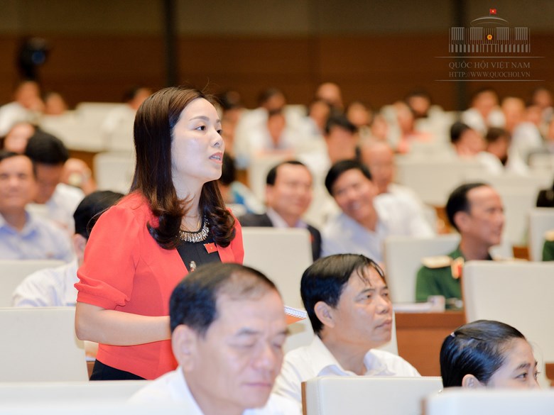 Đại biểu Quốc hội Triệu Thị Thu Phương- tỉnh Bắc Kạn chất vấn tại Hội trường