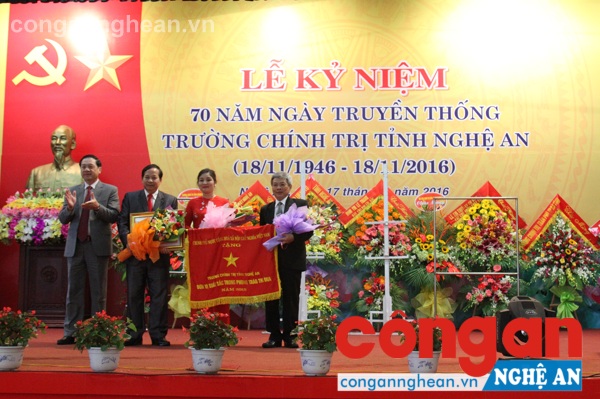 Thừa ủy quyền Thủ tướng Chính phủ, đồng chí Lê Minh Thông- Phó Chủ tịch UBND tỉnh trao Cờ Thi đua Chính phủ cho tập thể Trường Chính trị Nghệ An
