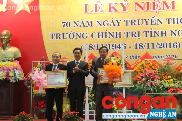 Thừa ủy quyền Chủ tịch nước, đồng chí Nguyễn Xuân Sơn- Phó bí thư Tỉnh trao Huân chương Lao động hạng Nhì cho 2 cá nhân trường