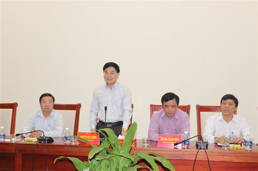 Đồng chí Nguyễn Văn Thông, Phó Bí thư Tỉnh ủy báo cáo những thiệt hại do mưa lũ gây ra tại Nghệ An