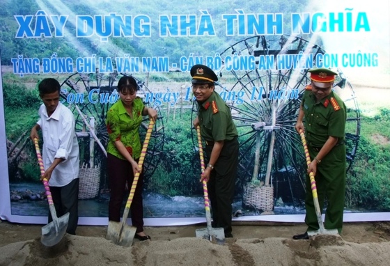 Đồng chí Đại tá Hồ Văn Tứ, Phó Giám đốc Công an tỉnh khởi công xây nhà tình nghĩa cho gia đình đồng chí La Văn Nam