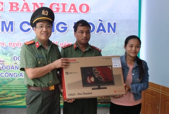 Đồng chí Đại tá Hồ Văn Tứ tặng chiếc ti vi cho gia đình đồng chí Lô Đức Cảnh