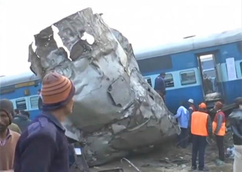 Vụ tàu hỏa trật đường ray khiến 14 toa tàu bị hư hại nghiêm trọng. (ảnh: ReutersTV).