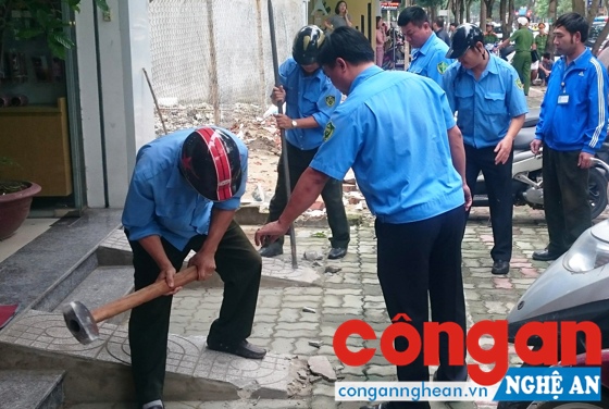 Lực lượng chức năng và các phường, xã TP Vinh tập trung xử lý các trường hợp vi phạm hành lang ATGT- Ảnh: Hồng Quang