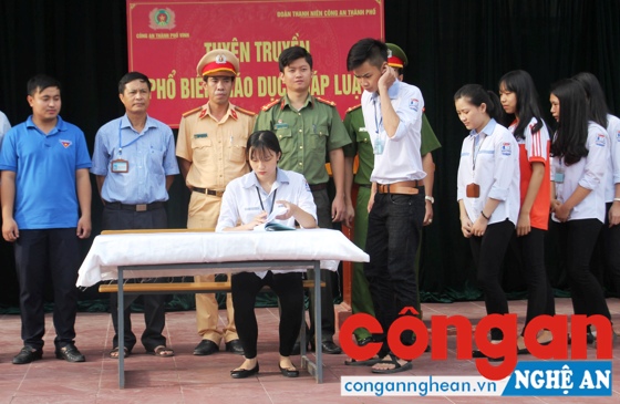 Công an TP Vinh tổ chức cho học sinh Trường THPT Hà Huy Tập ký cam kết không vi phạm Luật Giao thông đường bộ
