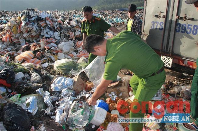   Phòng Cảnh sát môi trường tiến hành tiêu hủy số thực phẩm không đảm bảo vệ sinh ATTP