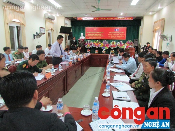 Đồng chí Lê Văn Giáp- Phó Bí thư Huyện ủy, Chủ tịch UBND huyện Quế Phong (Nghệ An) báo cáo kết quả phối hợp công tác giữa 3 huyện thời gian qua
