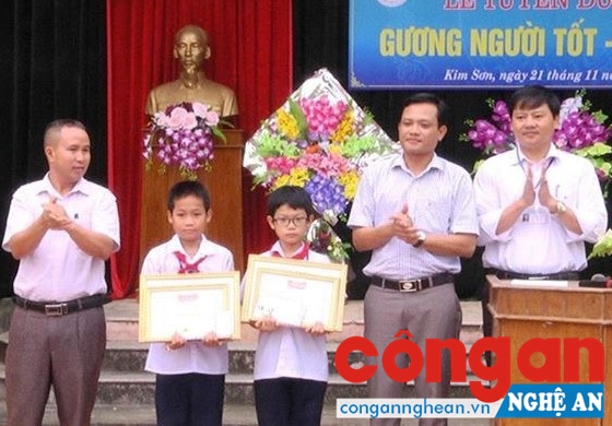Lãnh đạo Đảng ủy, UBND thị trấn Kim Sơn tặng Giấy khen cho 2 em học sinh