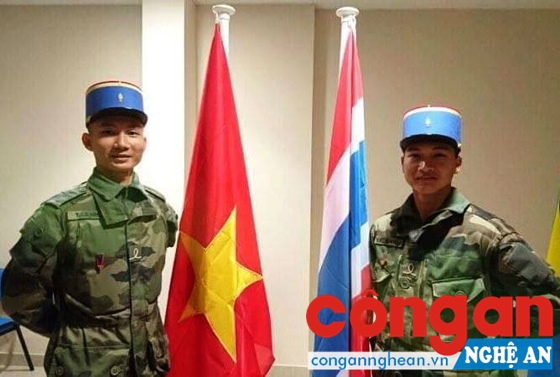 Thượng úy Lê Như Tiến (bên trái) cùng với một người bạn Thái Lan