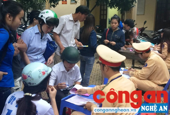 CSGT Công an huyện Nghi Lộc xử lý học sinh vi phạm Luật Giao thông đường bộ