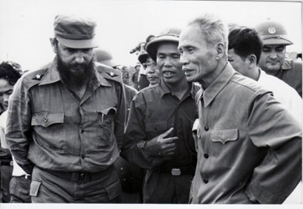 Lãnh tụ Fidel Castro và Thủ tướng Việt Nam Phạm Văn Đồng tại Quảng Trị tháng 9/1973. Ảnh: Phòng lưu trữ Cách mạng/Tạp chí Cubadebate