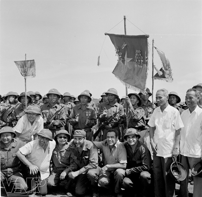 Lãnh tụ Fidel Castro và Thủ tướng Phạm Văn Đồng tại cuộc mít tinh của nhân dân Quảng Trị chào mừng đoàn đại biểu Cuba. Ảnh: TTXVN