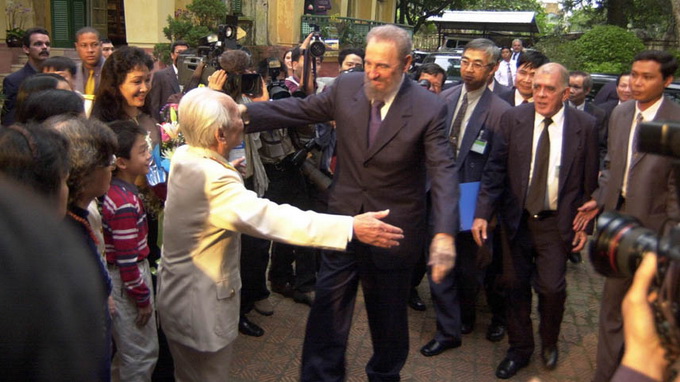 Đại tướng Võ Nguyên Giáp và Chủ tịch Fidel Castro dang rộng vòng tay khi gặp nhau tại nhà riêng Đại tướng năm 2003. Ảnh: Đại tá Xuân Gụ, nguyên Trưởng ban ảnh báo Quân Đội Nhân Dân/TTO