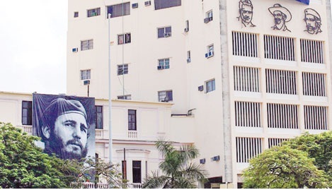 Ảnh hồi trẻ của đồng chí Fidel Castro được treo trên tường một tòa nhà ở thủ đô Havana hôm 26-11